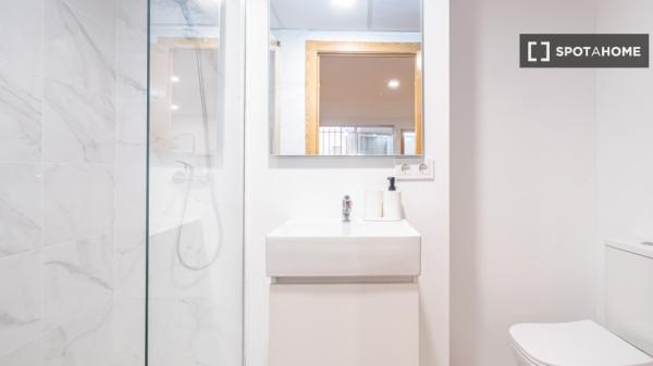 Habitación en piso compartido de 6 habitaciones en Alicante.