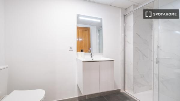 Habitación en piso compartido de 6 habitaciones en Alicante.