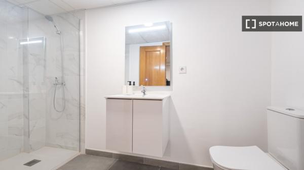 Habitación en piso compartido de 6 habitaciones en Alicante.