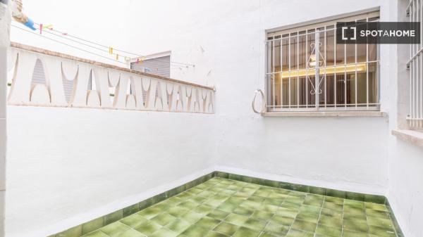 Habitación en piso compartido de 6 habitaciones en Alicante.