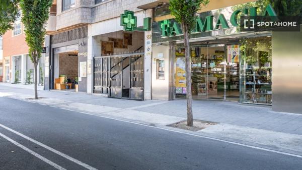 Habitación en piso compartido de 6 habitaciones en Alicante.