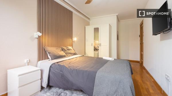 Habitación en piso compartido de 6 habitaciones en Alicante.