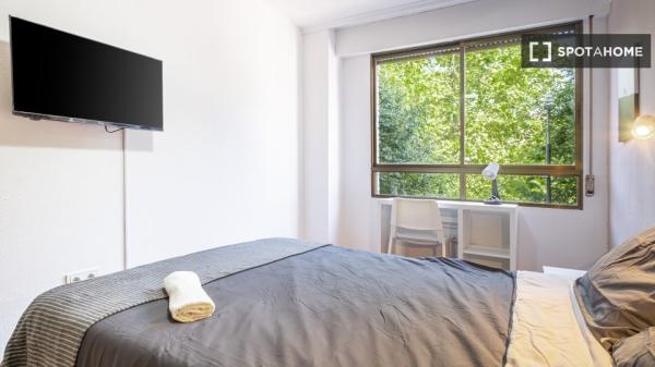 Habitación en piso compartido de 6 habitaciones en Alicante.