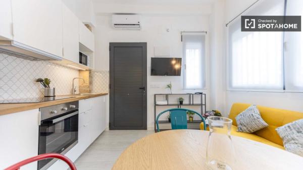 Piso de 2 dormitorios en alquiler en Torrefiel, Valencia.