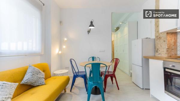 Piso de 2 dormitorios en alquiler en Torrefiel, Valencia.