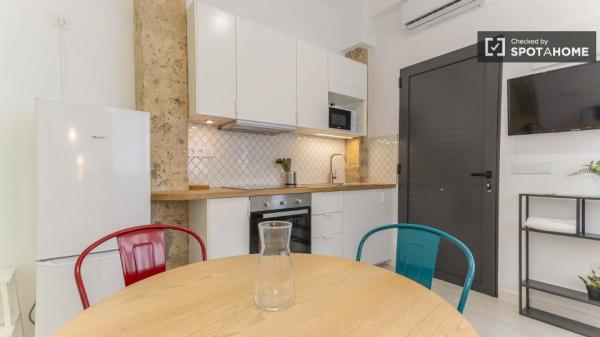 Piso de 2 dormitorios en alquiler en Torrefiel, Valencia.