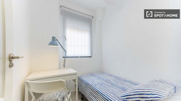 Piso de 2 dormitorios en alquiler en Torrefiel, Valencia.