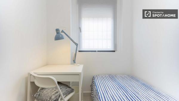 Piso de 2 dormitorios en alquiler en Torrefiel, Valencia.