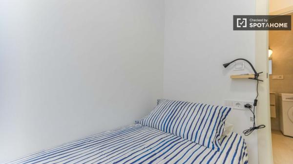 Piso de 2 dormitorios en alquiler en Torrefiel, Valencia.