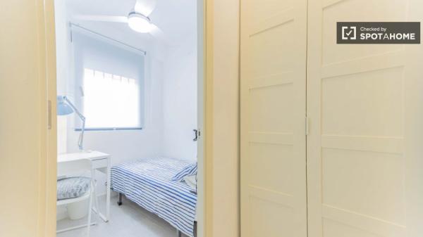 Piso de 2 dormitorios en alquiler en Torrefiel, Valencia.