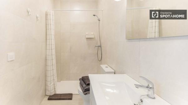 Piso de 2 dormitorios en alquiler en Torrefiel, Valencia.