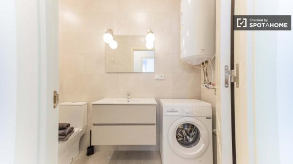 Piso de 2 dormitorios en alquiler en Torrefiel, Valencia.