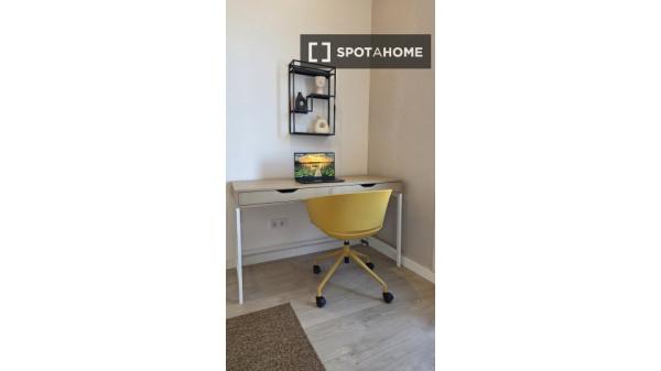 Habitación en piso compartido en barcelona.