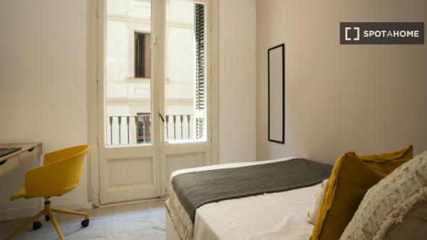 Habitación en piso compartido en barcelona.