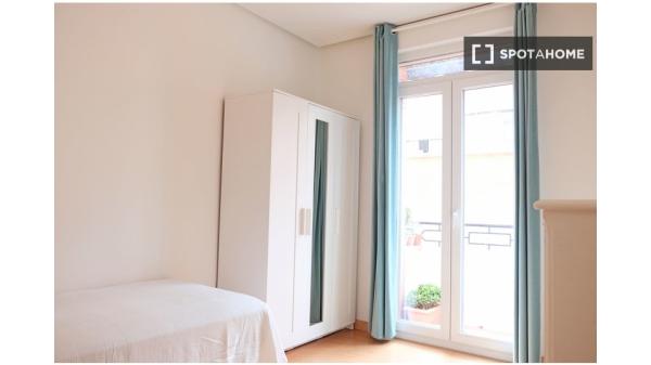 Habitación en piso compartido en madrid.
