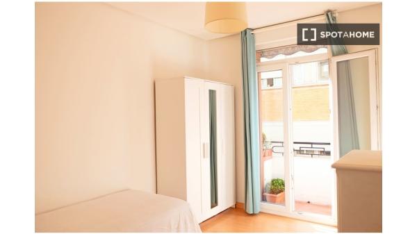 Habitación en piso compartido en madrid.