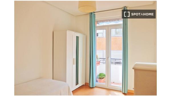 Habitación en piso compartido en madrid.