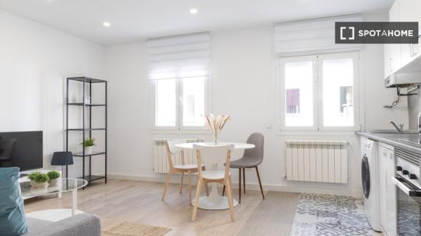 Piso de 2 dormitorios en alquiler en Almenara, Madrid.