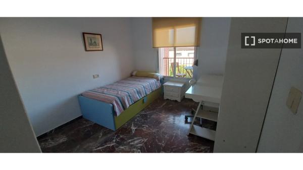 Chambre dans un appartement partagé à louer à Joaquina Eguaras.