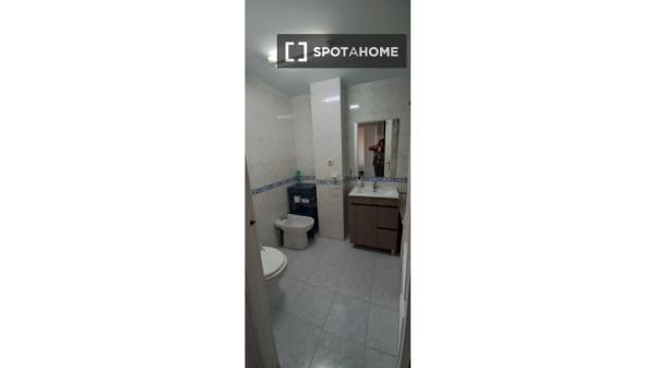 Se alquila habitación en piso compartido en Joaquina Eguaras.