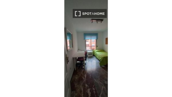 Se alquila habitación en piso compartido en Joaquina Eguaras.