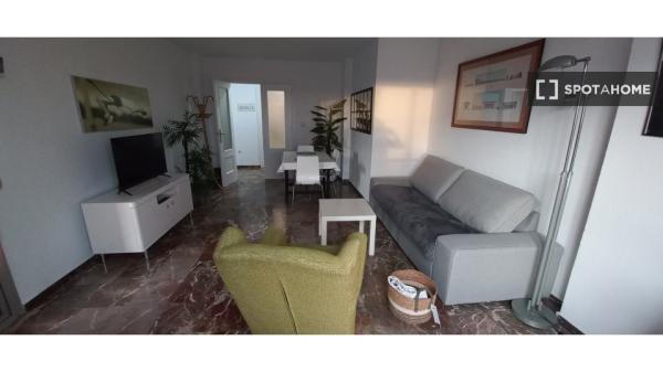 Se alquila habitación en piso compartido en Joaquina Eguaras.