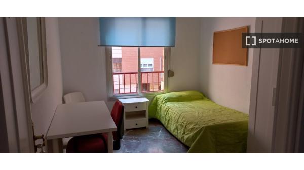 Se alquila habitación en piso compartido en Joaquina Eguaras.