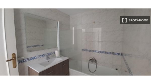 Se alquila habitación en piso compartido en Joaquina Eguaras.