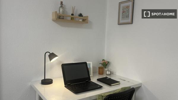 Habitación en piso compartido en valencia.
