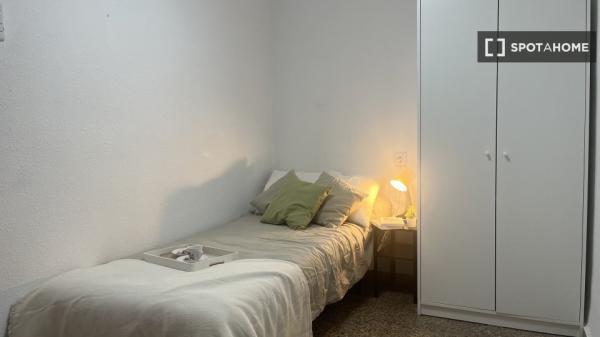 Habitación en piso compartido en valencia.