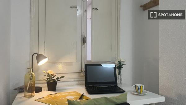 Habitación en piso compartido en valencia.