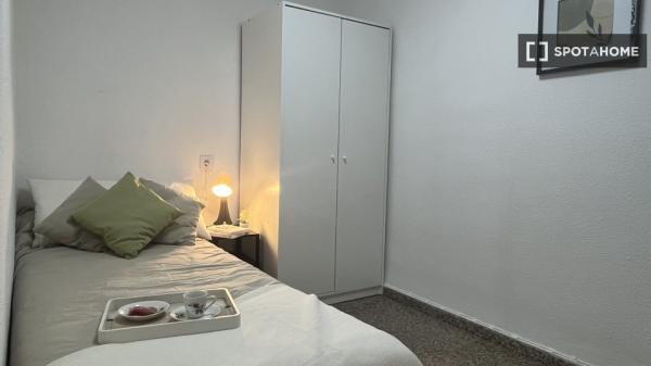 Habitación en piso compartido en valencia.