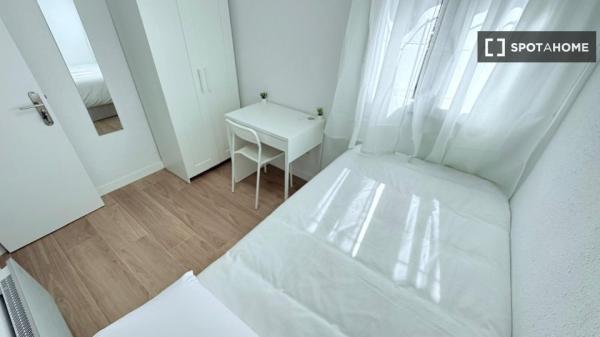 Zimmer in Wohngemeinschaft, Santa Eugenia, Madrid