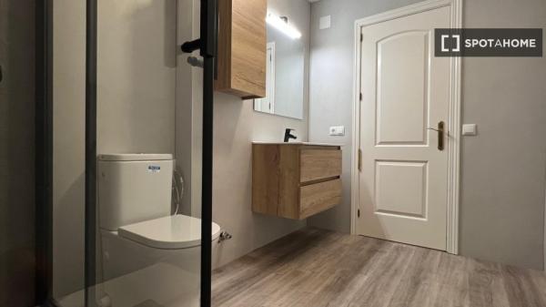 Zimmer in Wohngemeinschaft zu vermieten in Cuatro Caminos, Madrid