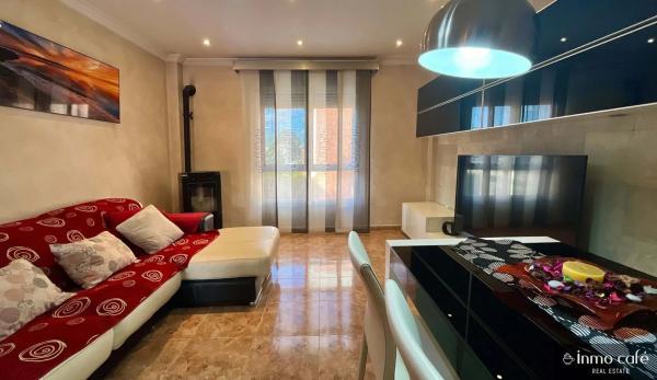 Chalet pareado en calle Gastón Castelló