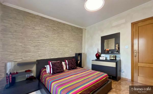 Chalet pareado en calle Gastón Castelló