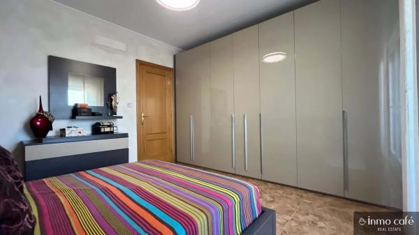 Chalet pareado en calle Gastón Castelló