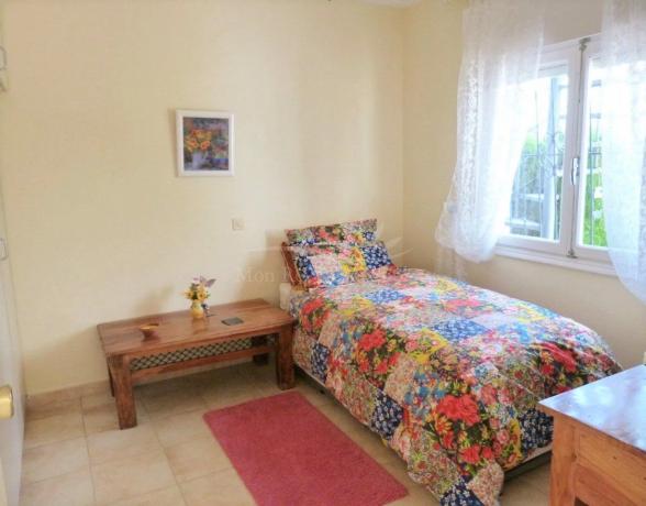 Chalet adosado en calle Lirio