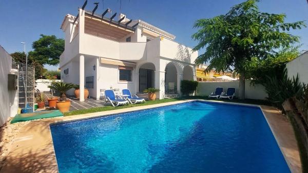 Chalet adosado en calle Río Seco