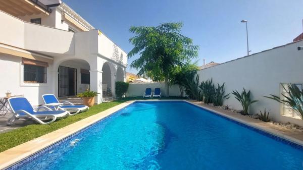 Chalet adosado en calle Río Seco