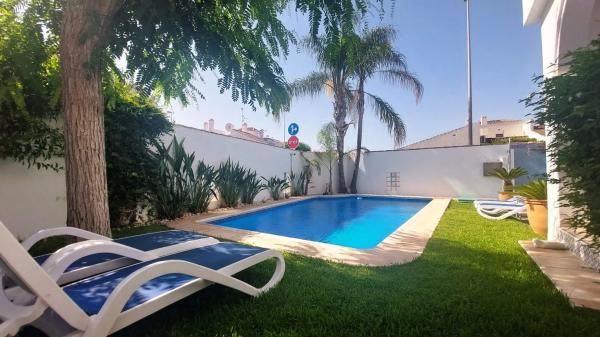 Chalet adosado en calle Río Seco