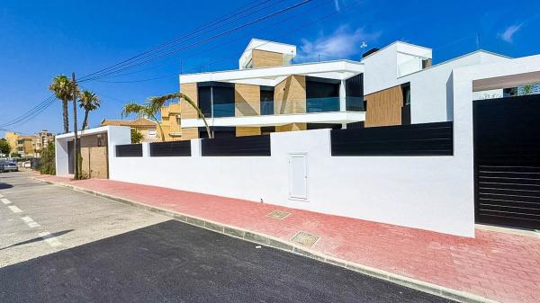 Casa independiente en calle Afrodita