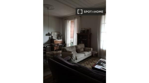 Habitación en piso compartido en barcelona.