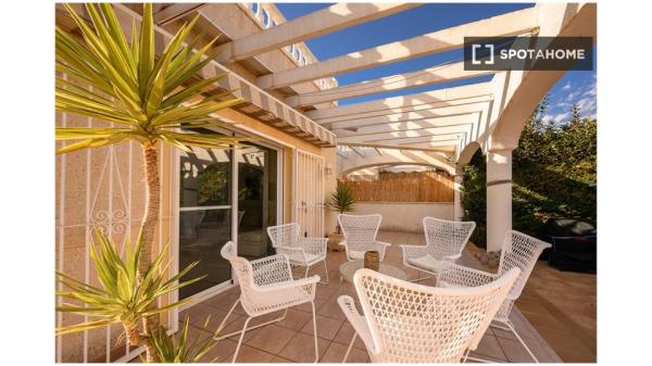 Piso de 3 dormitorios en alquiler en Alicante