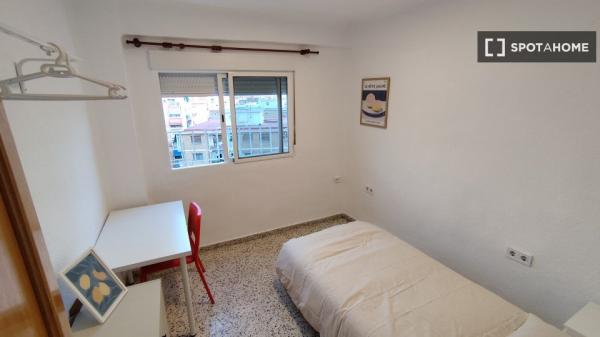 Habitación en piso compartido en alquiler en Miraflores, Málaga
