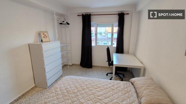 Habitación en piso compartido en alquiler en Miraflores, Málaga