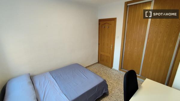 Habitación en piso compartido en alquiler en Miraflores, Málaga