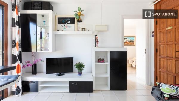 Apartamento de 2 dormitorios en alquiler en Arona