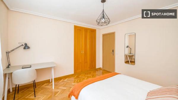 Zimmer in Wohngemeinschaft zu vermieten, Valdezarza, Madrid.