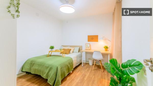 Zimmer in Wohngemeinschaft zu vermieten in Los Rosales, Madrid